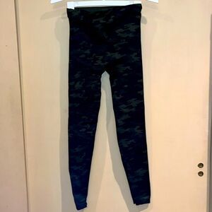 SPANX deep army green camouflage leggings size medium